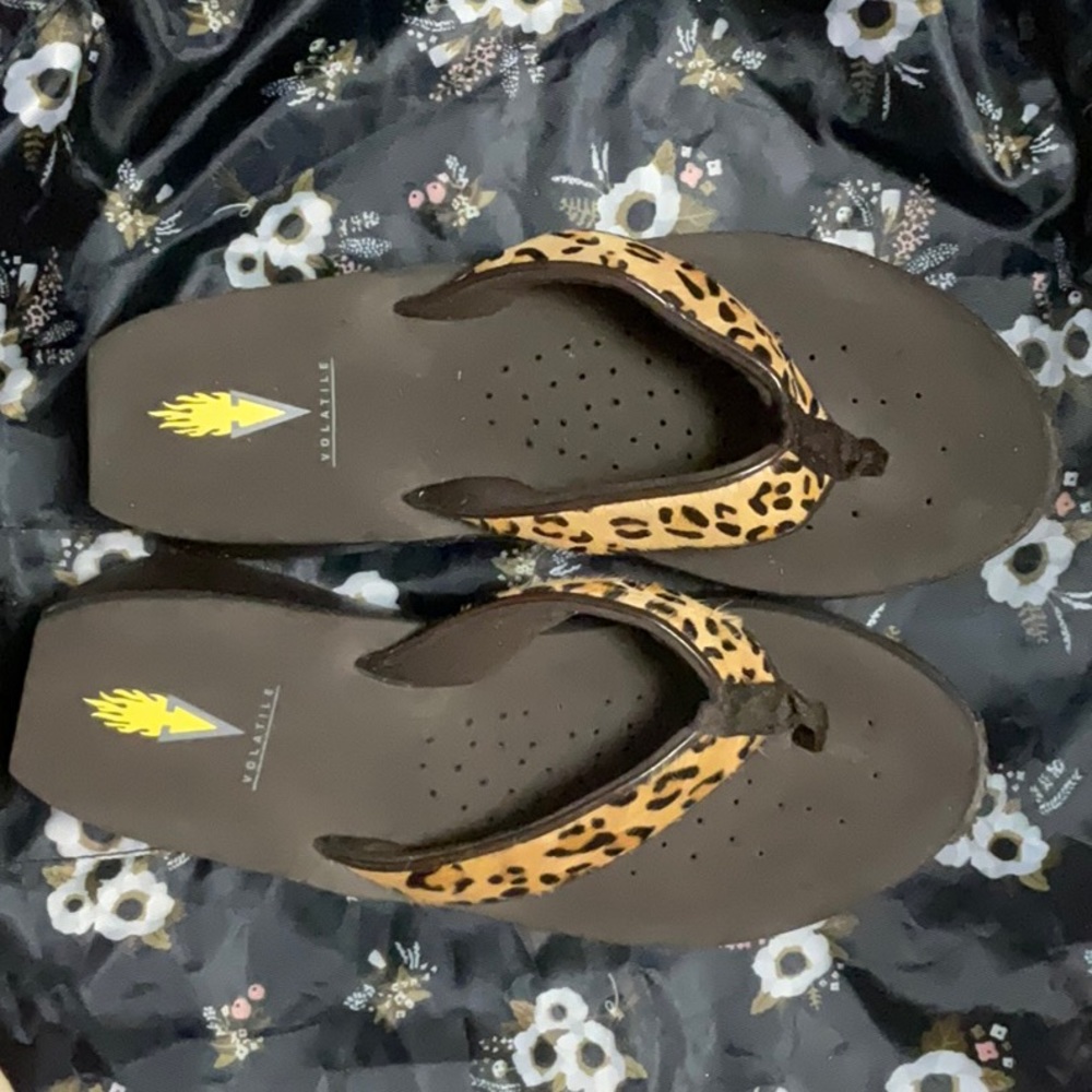 Volatile brown leopard wedge sandal Sz 8 EUC